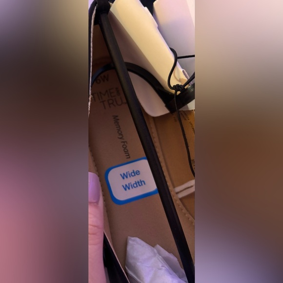 💚NWT - 6W - black pointed toe, faux leather dress flats  with memory foam soles - Picture 2 of 3